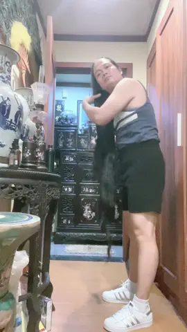 Da, Minh kính thưa Quý vị, hồi xưa, Ông Bà mình khi chải tóc, tóc rụng đều được lượm thâu lợi mà không có bỏ, lâu lâu đem ra bện lợi thành lọn, sau nầy gần đất xa trời khi bới tóc thì lấy lọn tóc rụng chấp vô cho búi tóc không bị mỏng, thấy thương quá tay. Ý nghĩa là cái gì thuộc châu thân là ơn lớn Cha Mẹ Ông Bà ban cho nên gìn giữ kỹ lưỡng cho tới ngày ăn cháo đậu đỏ tắm gội sạch sẽ về chầu Tổ tiên thiêng liêng cho vẹn toàn. #đammêmỹnghệ #minhphannguyen6 #mỹnghệ #mỹthuật #khảmtraiViệtNam #ốcxàcừ #cẩnốcxàcừ 