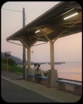 볼거라곤 이 풍경 하나 밖에 없었지만, 그걸로도 충분했다. 📍마쓰야마 시모나다역 한 장소에 6시간이나 있었던 마쓰야마 첫 날. 푸르고 청량한 풍경을 기대하고 갔지만, 날씨가 생각했던 것 보다 좋지 않아 속상했는데요, 오랜 기다림 끝에 너무 예쁜 노을을 만날 수 있어서 기분 좋은 하루를 마무리 할 수 있었어요. 정말 볼거라곤 이 풍경 하나 밖에 없었지만, 그래도 의미 있었던 하루입니다. 여러분들도 한 장소에 오랫동안 있으셨던 적 있으신가요?