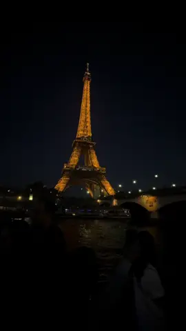 #france🇫🇷 #paris #parislife #louvremuseum #traveltiktok #traveling #eiffeltower #seineriver #ruedeuniversité 