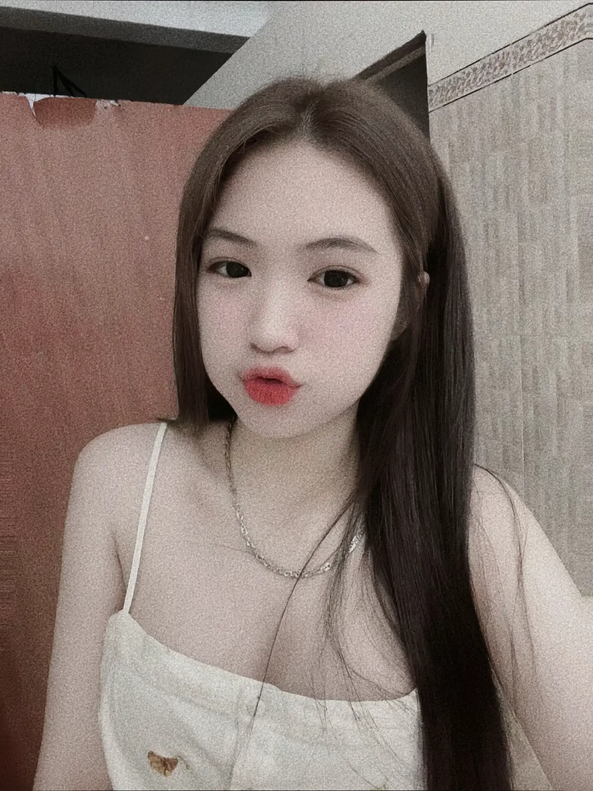 Khi anh lục tung cả thế giới này lên cũng không tìm thấy em nữa . Lúc đó anh sẽ hiểu , cuộc sống em áp lực và mệt mỏi thế nào , người em cần hiểu cũng không hiểu cho em một chút ..#chipkutelatoi #xh 