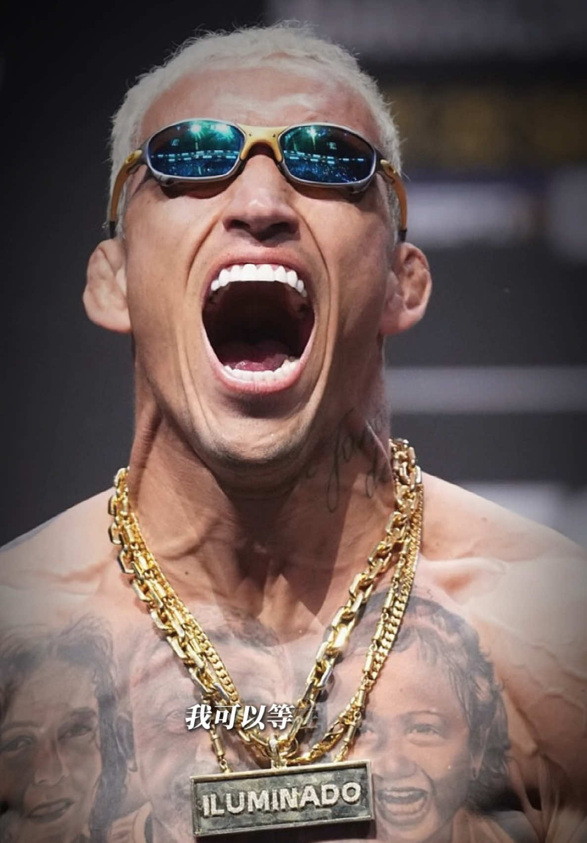 Charles Oliveira được biết đến là nhà vô địch hạng nhẹ của UFC, nổi bật với vóc dáng cường tráng và vạm vỡ hơn người. Trước khi chạm đến đỉnh vinh quang, võ sĩ này từng có xuất phát điểm ở dưới đáy xã hội. Nhà vô địch 33 tuổi sinh ra trong một gia đình có hoàn cảnh khó khăn ở vùng Guaruja, thành phố Sao Paulo, Brazil. Người đàn ông này từng mơ ước trở thành một cầu thủ bóng đá nhưng phải sớm từ bỏ ý định này vì gia đình thiếu thốn và bản thân anh cũng mắc nhiều căn bệnh bẩm sinh.#boxing #UFC #oliveira 