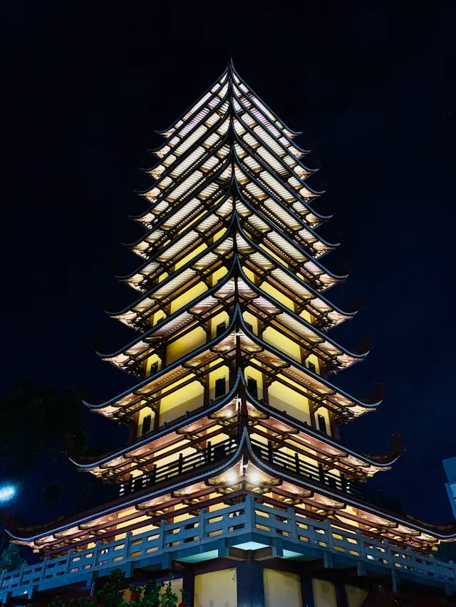 ⛩ Việt Nam Quốc Tự (chữ Hán: 越南國寺) là ngôi chùa tọa lạc tại 244 đường Ba tháng Hai, Quận 10, TPHCM. Trụ trì của Việt Nam Quốc Tự là Trưởng Lão Hòa Thượng Thích Trí Quảng, Pháp chủ Hội đồng Chứng minh Giáo hội Phật giáo Việt Nam, Chủ tịch Hội Đồng Giám luật thuộc Hội đồng Chứng minh Trung ương GHPGVN. Đây là một ngôi chùa đặc biệt, sở hữu Tháp Phật Đa Bảo cao nhất cả nước với 13 tầng và chiều cao 63m. Việt Nam Quốc Tự là biểu tượng linh thiêng trong lòng Sài Gòn, thể hiện sự kết nối giữa tâm hồn và văn hóa trong thời đại đương đại. #PhatPhap #TamBao #Pagoda 