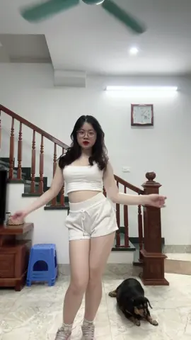 Tập thể dục tí mà cứ quay ra lườm người ta ahh 😎😎#tiktok #bardance #lalunestudio #anhphi 
