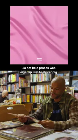 Wat is volgens jou het beste artwork? 🎨👀 In de nieuwe ‘Wat Maakt Een Artwork Goed’ video, legt @Yousef Gnaoui uit hoe het idee van Pink Summer is ontstaan, laat hij andere versies van het artwork zien en wordt het steeds duidelijker welke richting @Frenna op aan het gaan is tijdens dit albumtraject. Check de hele video op ons yt kanaal! 💕🎥 #frenna #artwork #sef #pinksummer 