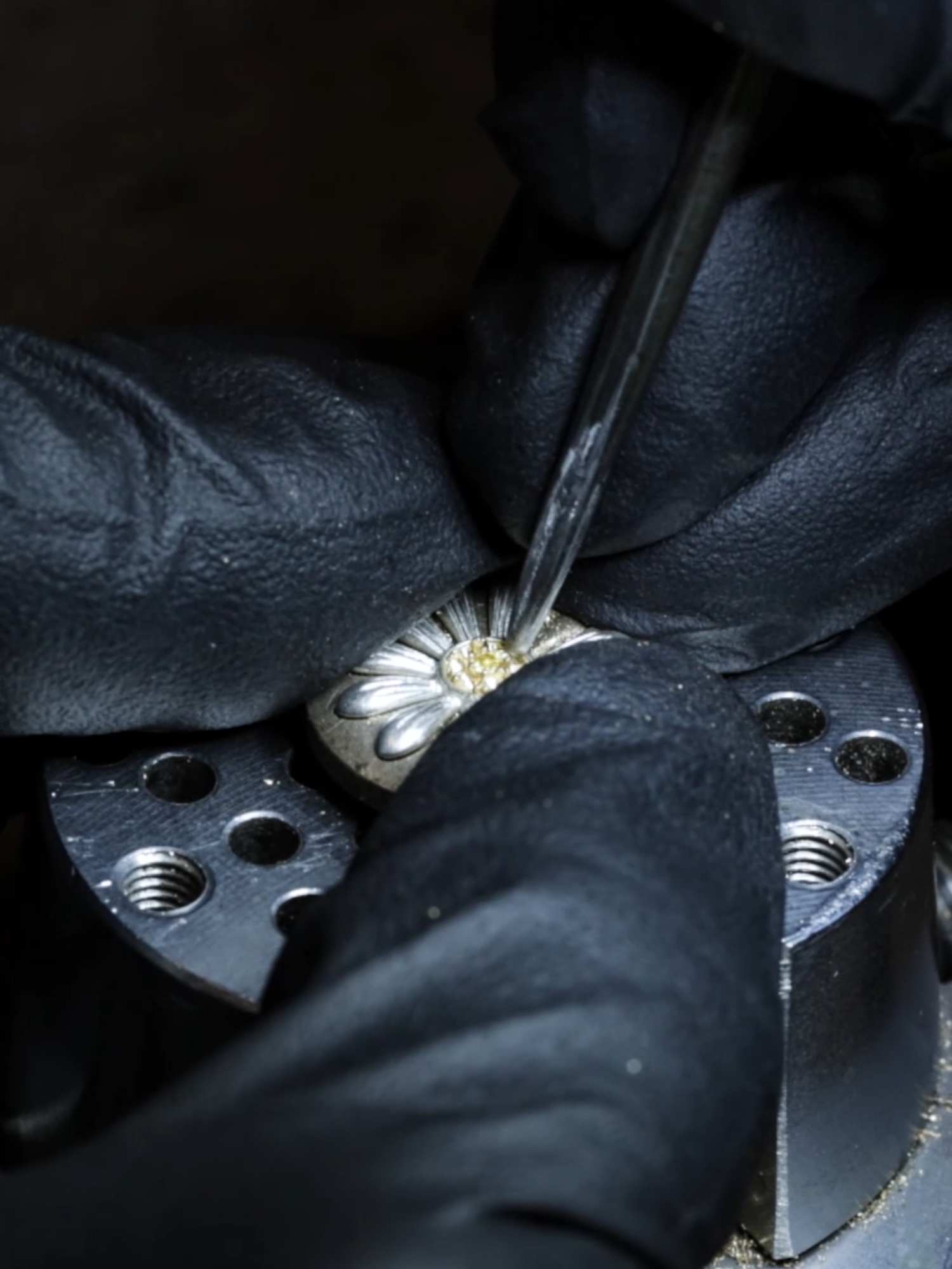 The Jacob & Co. x PEACEMINUSONE Pendant is here. A project that began with a simple idea from GDRAGON: to transform one of the most personal symbols in his life — the daisy — into a piece his fans could wear every day. We worked closely with him to bring this vision to life, combining our craftsmanship with his world of contrasts, raw edges, and creative freedom. The result: a 1.7 cm daisy pendant, suspended from a custom silver paperclip chain, available in 925 Silver or 18K White Gold with pave. Limited release. Built with intention. Worn with meaning. #JacobandCo #GDRAGON #PEACEMINUSONE#InspiredByTheImpossible