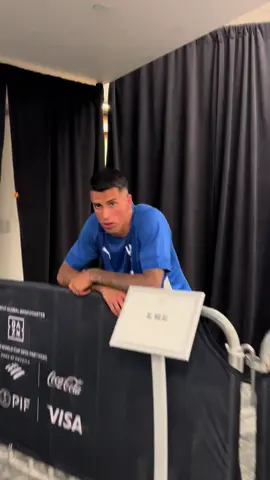 🎥 Mientras todos los flashes iban para el Madrid ⚪️, João Cancelo esperaba solo y tranquilo 🔵👀 Lo miré para atrás… y salió una nota tan inesperada como divertida 😄🙌 Relajado, buena onda y con toda la clase que tiene dentro y fuera de la cancha 🇵🇹🔥 💥 Momentos únicos que deja el Mundial de Clubes en Miami 🏆🇺🇸 #JoaoCancelo #Fútbol #FCBarcelona #RealMadrid #MundialDeClubes #ClubWorldCup #Entrevista #DetrásDeEscena 