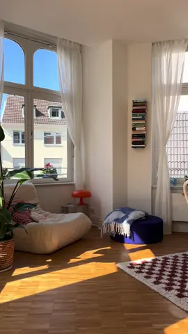 Easy Diy: ein flying bookshelf! Das einzige was ihr braucht sind die VARIERA von @IKEA Deutschland ⭐️ Finde das Ergebnis kann sich auf jeden Fall sehen lassen 💖 #DIY #bookshelf #ikea #interior  