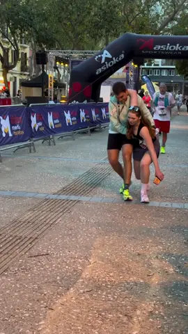 #Repost @futbolpitiuso A escasos metros de la meta, su cuerpo dijo basta. Pero su corazón, no. La atleta luchaba por mantenerse en pie tras una carrera de esfuerzo máximo. Le temblaban las piernas, apenas podía avanzar… hasta que dos compañeros de batalla se acercaron y la ayudaron a cruzar la línea de meta. Esto también es correr. Esto también es competir. La cara más humana del deporte. La grandeza de la Ibiza Media Maratón. #ibizamediamaraton #valoresdeldeporte #corremosjuntos #esfuerzo #compañerismo #deporteesvida #ibiza2025