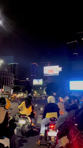 entah seindah apa di ujung sana yang jelas aku masi di perjalanan🥀#surabaya24jam #vibessurabaya #surabayanightvibes #surabayapunyacerita #surabayacityscape #surabaya #surabayaterkini 