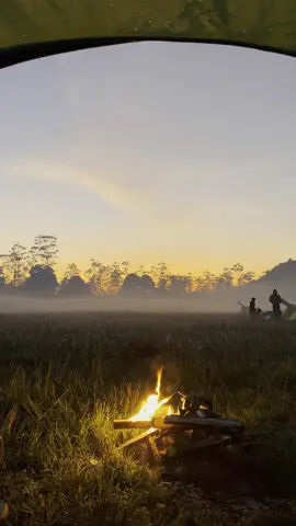 This is your reminder: slow down, breathe, and watch the sunrise set your soul on fire ⛅️🔥🍃 #rancaupas #camping #slowliving #fyppppppppppppppppppppppp #bandung #naturevibes #naturelover #calm 