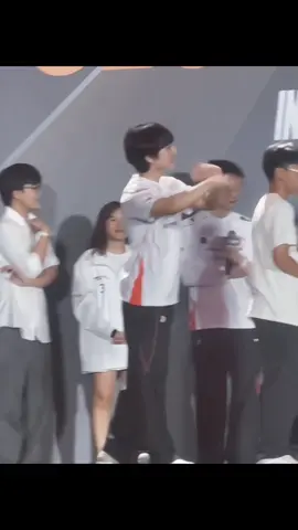Đi Fanfest tôi bắt gặp Peanut múa quạt:))) #peanut #hanwangho #hle #HLEWIN #fyp #xh 