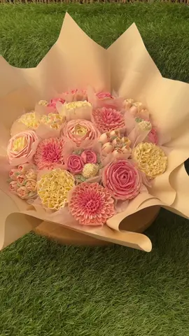 Les fleurs, ça fane. Les cupcakes, ça se mange #cupcake #bouquet #flowers #bouquetdecupcakes #bouquetofcupcakes #bouquetofflowers 