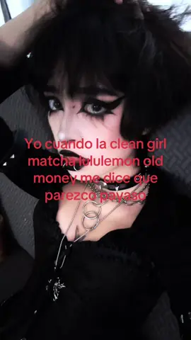 No sean así chicas, se ven preciosas arreglándose como quieran pero no se pasen de vrg diciendome a mi q mi maquillaje es de payaso 😿 #alternative #humor #goth #cleangirl #xdd #textorojo 