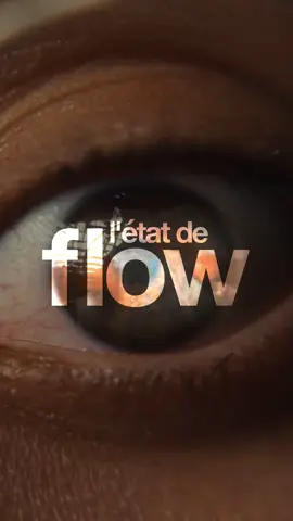 4 étapes simples pour déclencher le flow. 1️⃣ Objectif laser – Quand la tâche se situe juste au-dessus de tes compétences, le couple défi/compétence libère la dopamine qui caractérise l’état de flow  2️⃣ Micro-actions – Fractionner l’objectif en sous-étapes réduit la charge cognitive et maintient l’élan mental  3️⃣ Sprint 25 / 5 – La méthode Pomodoro (25 min de focus, 5 min de pause) améliore l’effort soutenu et la productivité sans épuisement  4️⃣ Feedback immédiat – Noter les résultats à la fin de chaque session et fixer le prochain micro-objectif renforce l’autorégulation ; le suivi fréquent démultiplie les chances d’atteindre ses buts  Bonus : Popularisé par Atomic Habits, le calcul 1,01^365 ≈ 37 montre qu’un progrès de 1 % par jour te rend 37 fois plus performant en un an