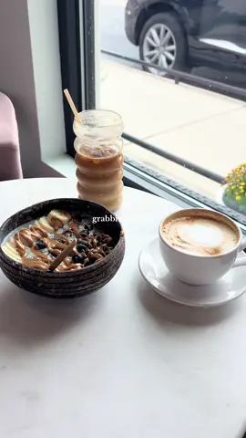 grabbing coffee ☕️#coffeeaesthetics #coffeetime #cafe #cooffeemorning 