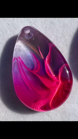 So…….. I’ve stumbled on a petri resin pendant colour combo which is really quite fascinating. One of my favourite Tim Holtz Ranger inks Cool Peri teamed with hot pink. I decided to make a small study of them yesterday evening (along with a couple of other muted pinks - separate post to follow). Trialled in a few different shaped cabs with a few different needlecraft patterns.  Photos and videos here taken in varying lights. I will be adding bails and chains and keeping at least one of these for myself!! 🐇🐇🐇🐇 www.houseofthewhiterabbit.com  #holowayresinart #holowaypetri #houseofthewhiterabbit #holowayartsandcrafts #uniquehancraftedjewellery #resinartwork #hancraftedjewellery #uniquejewellery #artisan #artisanjewellery #handmadejewellery #resinjewellery #uniquehandmade #beautiful #resin #resinart #resinartist #petri #alcoholinks #ArtJewellery #ResinArt #ContemporaryCraft #AbstractArt  #Handmade #WearableArt #craftspeople #experts #expertise #guildofmastercraftsmen #mastercraftsmen