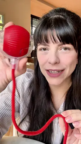 👆Pra adquirir agora com desconto, toca no carrinho laranja acima Bola Inteligente para Gatos 🐾🔴💨 Xô sedentarismo! Coloquei meus gatos pra correr 😅❤️ ✔️ Possui sensor inteligente – a bolinha ativa sozinha com um simples toque! Ela muda de direção, desvia de obstáculos e simula os movimentos de uma presa. Seu gato não vai resistir! 😻 ✔️ Super silenciosa – revestimento especial que garante brincadeiras tranquilas, até durante a noite. 🔴💨 ✔️ Revestida em silicone macio, resistente e seguro – seu pet pode morder sem preocupações! Além de ser antiderrapante, rola melhor e não escapa fácil 🐾 ✔️ Recarregável por cabo Tipo-C (incluso no kit) – mais praticidade e autonomia pra brincadeiras sem fim 🔋🔌 ✔️ Perfeita pra estimular o instinto de caça, gastar energia e deixar seu gato mais feliz, ativo e saudável! 🐱❤️ Acompanha: 1 Bola Inteligente + 1 Cabo  Testada e aprovada! ✅