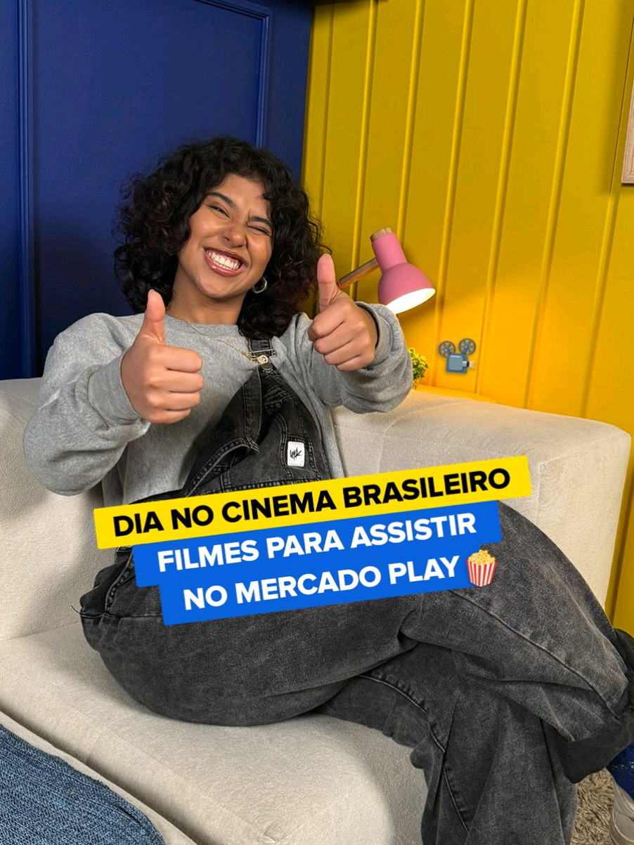 Para comemorar o dia do cinema brasileiro, nada melhor que maratonar filmaços e não pagar NADA por isso, né? Corre no Mercado Play, separa a pipoca e diverta-se! 🍿🍿 #DescriçãodoVídeo O vídeo começa com a influenciadora Larissa sentada no sofá da sala. O texto 