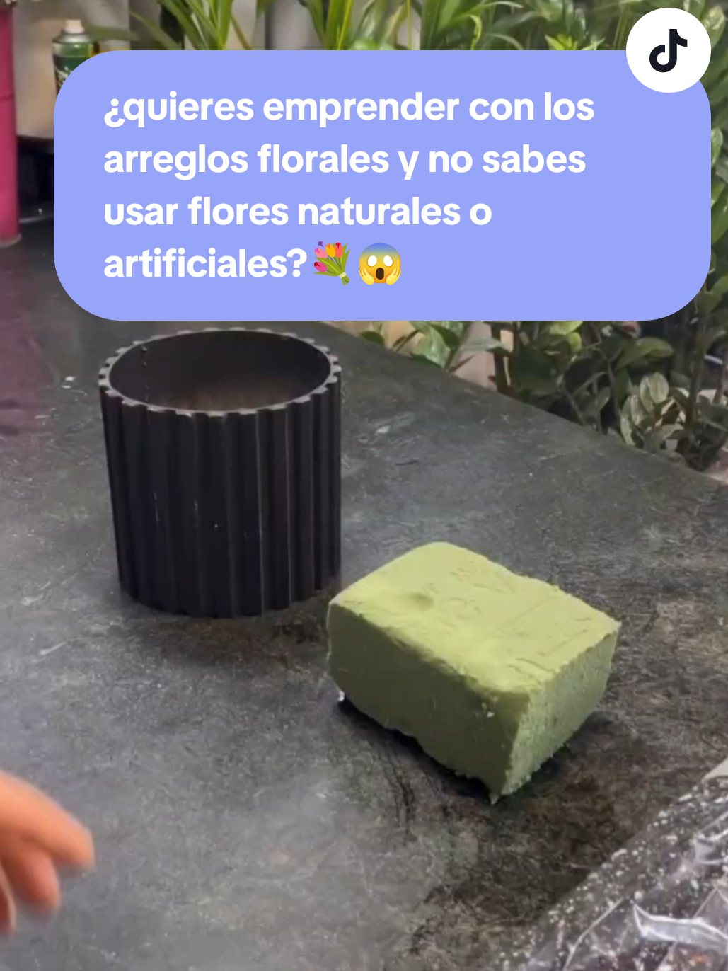 💐¿Quieres emprender con los arreglos florales y no sabes si usar flores naturales o artificiales entonces quédate hasta el final ? Las flores  naturales son hermosas y delicadas, pero requieren más cuidados y duran semanas.Por otro lado, las flores artificiales te permiten practicar, no se marchitan y no se siente la frescura de lo natural . aquí te comparto este tip me ayudó a empezar en este negocio rentable¿si estás comenzando sin presupuesto? Empieza con flores de tu jardín y follajes que puedes encontrar en las plazas o parques ,práctica dominar las técnicas , por otro lado  si tienes para invertir hazlo y usa las flores artificiales para practicar diferentes estilos y estructuras de diseño floral , practicar con flores naturales o artificiales va  a depender de cada facilidad de cada una de ustedes . si te gusto esta valiosa informacion   