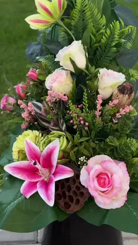 Mamy dostępne nowe kolory 🫣 #florystyka #kompozycjekwiatowe #kwiaty #flowers #stroik #stroiknagrób #stroiknacmentarz #stroiki #komplety #kompozycjenagrobne 