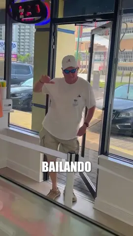 💃 Esta cafetería no vendía solo donuts… 🎯 Vendía una experiencia que la gente quería vivir. 📢 Colocaron un cartel: “Si bailas, te regalamos un donut.” 🍩 ¿El resultado? Clientes bailando, grabando, riendo… y entrando. 📈 Lo que parecía una broma, era una estrategia. 📌 Guarda este video si quieres ideas creativas para atraer clientes. 👣 Sígueme para descubrir marcas que venden sin parecer que venden. #marketingcreativo #neuromarketing #brandingemocional #ideasdenegocio #estrategiasdemarketing #cafeterías #viralmarketing #experienciademarca 