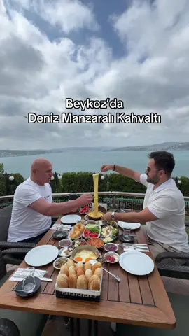 Beykoz’da deniz manzarasına karşı kahvaltı yapmaya Shubra Beykoz’a geldik #ortaklık 🍳 kahvaltıya gidelim bir de manzaram olsun diyorsanız bu mekanı sizin için bulmuş olabilirim 😍 hem kahvaltı kalitesi hem manzarasının güzelliğiyle bizi mest etti, pişiden menemene, göz yumurtadan hellim peynirine kadar hepsini çok begendik, eğer giderseniz tatlı kahve yapmayı da unutmayın 😍 Kahvaltı Kişi Başı 650₺ #istanbul #beykoz #kahvaltı #tatlı