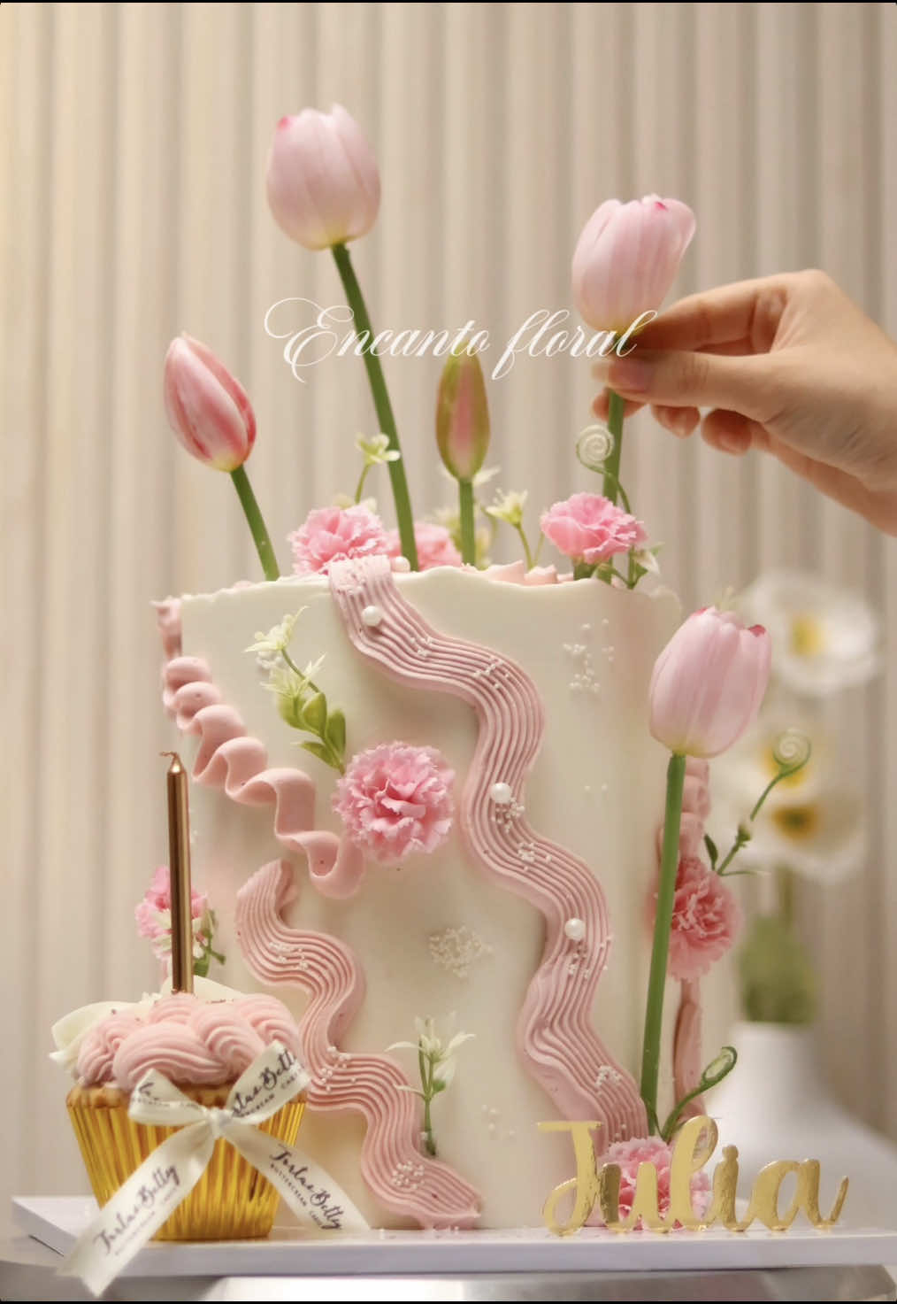 ✨ Un jardín encantado hecho torta 🌷 . Así luce la dulzura hecha arte 🍰 Inspirada en los jardines más bellos del mundo 🌸 . . . . . . . #pasteleriaperu #reposteriaperu #tortasperu #tortaslimaperu #pasteleriacreativa  #dulcesperuanos  #cakeartperu #buttercreamperu #reposteriacasera #limapostres #deliverypasteleria #cake #cakedecorating #cakesofinstagram #bakinglove #buttercreamcake #instacake #cakedesign #cakeinspo #cupcakes #pastryart #sweettooth #homebaking #bakingpassion #dessertlovers #yummycakes #tortaslima