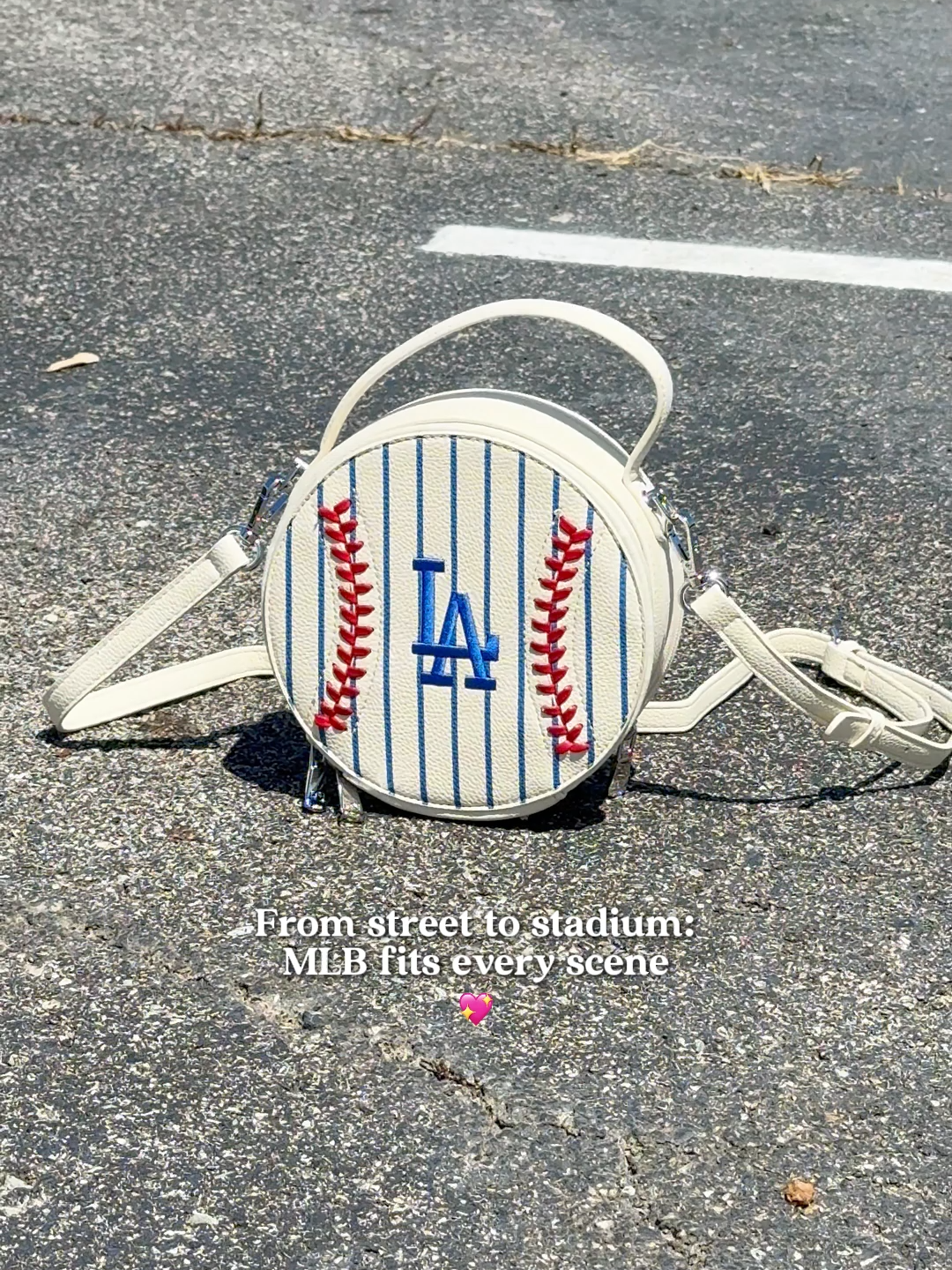 Round, bold, and full of team spirit ⚾ The MLB Baseball Circle Bag brings iconic style with a sporty edge — the perfect statement for any fan. #tiktokshoprestock #TikTokFinds #MLBHobo #baseballbag #StreetStyle #sportychic #MLBFashion #TikTokBag #ViralBag #Y2KStyle #TeamSpirit #GameDayLook #BaseballStyle #SportyChic #ShoulderBagTrend #MLBBag