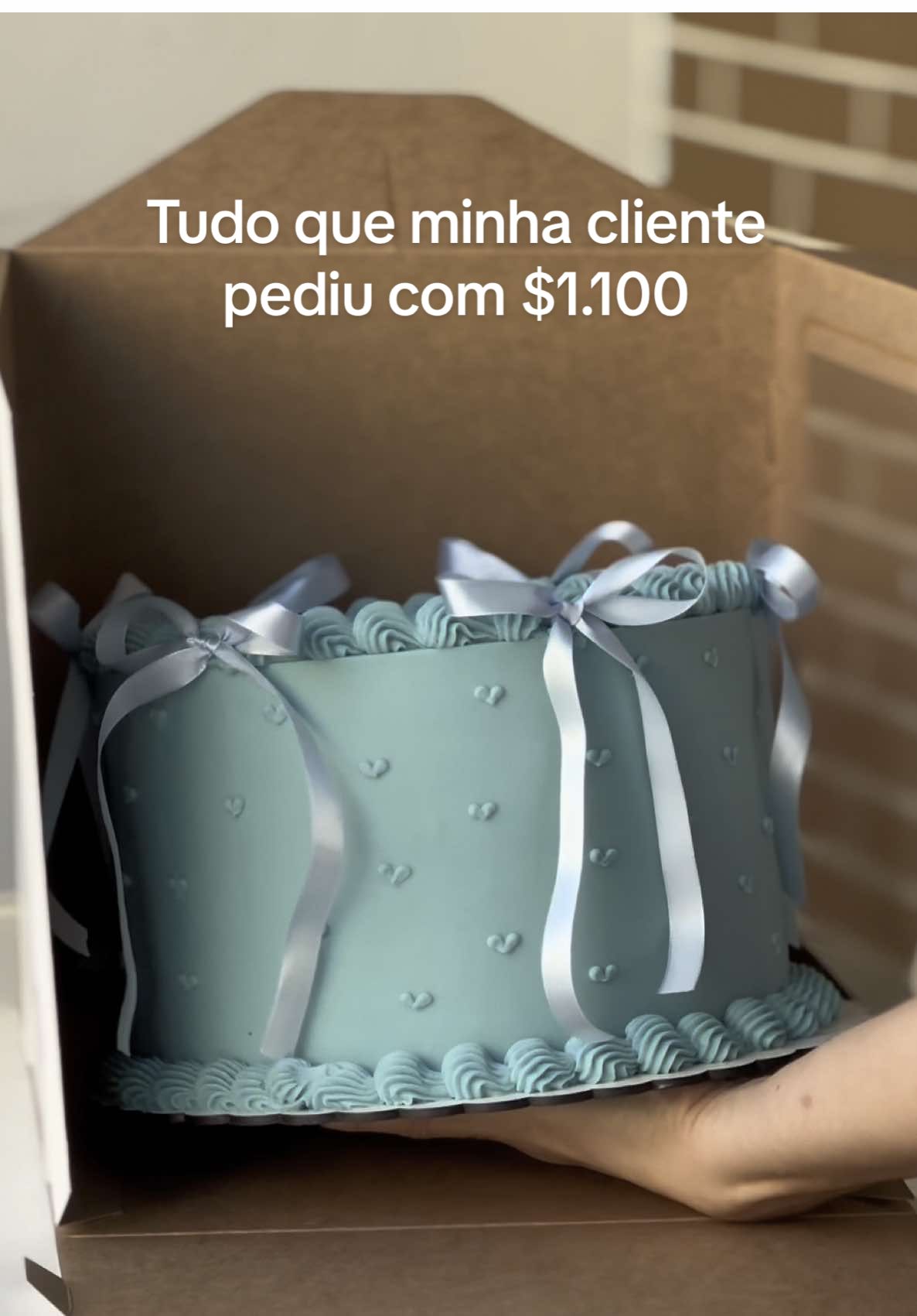 Vem ver um pedido de brigadeiros gourmets e bolo comigo. Tudo que a minha cliente fechou com 1.100. Já me diz aqui o que você achou, se achou caro ou se achou um valor justo. Por aqui a gente acha justíssimo porque é tudo feito com muito carinho, amor e valor agregado!  #creatorsearchinsights #confeitaria #doce #brigadeiro #cakedecorating #pedidos 