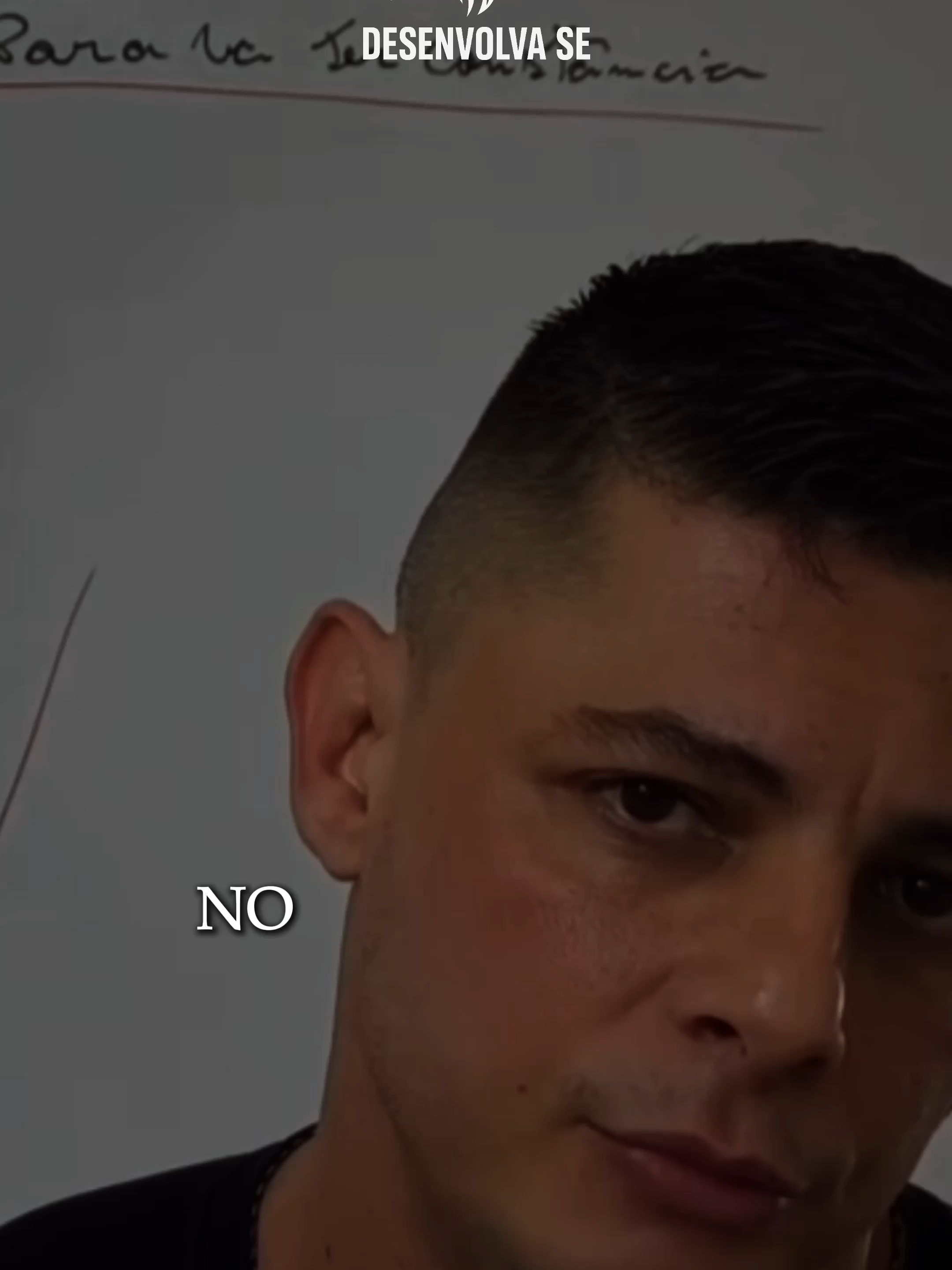 No longo prazo, eu não perco... Não porque o caminho seja fácil, ou porque não existam obstáculos… mas porque a minha decisão de ir até o final já foi tomada.  E quando um homem decide de verdade, não há cansaço, não há desculpa, não há distração que o faça parar. Não importa o que apareça pelo caminho — dificuldades, perdas, críticas, rejeição — nada disso é maior do que o propósito que carrego dentro de mim. Eu não busco atalhos, não aceito o fácil, não vivo pelo agora. Porque eu sei que o que vale de verdade custa tempo, exige esforço, cobra renúncia. E isso não me assusta. Ao contrário: é exatamente aí que eu me fortaleço.  Quanto mais demora, quanto mais duro, mais preparado eu fico para aquilo que é meu por direito. Eu acredito no meu sonho porque sei o quanto estou disposto a pagar por ele. A maioria desiste na primeira dificuldade... eu continuo.  Muitos se perdem na distração do prazer momentâneo... eu foco no futuro. Vários querem aplauso antes da vitória... eu prefiro o silêncio do trabalho diário. É impossível eu perder porque minha mente já está condicionada a não parar. Mesmo que tudo ao redor diga ‘não’, mesmo que as portas se fechem, mesmo que o caminho fique escuro, eu vou até o final.  Porque não é sobre sorte, talento ou oportunidade... é sobre não desistir. Quem não para, quem insiste, quem faz mais quando ninguém quer fazer, inevitavelmente vence. Mais cedo ou mais tarde, chega. O mundo pode não acreditar em mim. As pessoas podem duvidar. Mas eu não preciso que ninguém acredite... porque eu já acredito no meu sonho. E é isso que basta.  Eu acredito em mim. E um homem que acredita, que trabalha todos os dias sem se desviar do propósito... no longo prazo, se torna impossível de ser vencido. #MentalidadeForte #DisciplinaDiária #VencerNoSilêncio #GuerreiroModerno #Imparável #ForçaInterior #SonhoInabalável #FocoNoObjetivo #HomemDeValor #ConsistênciaQueTransforma #MentalidadeDeCampeão #TrabalhoDuroSempre #NuncaDesistir #SuperandoLimites #vitoriacerta
