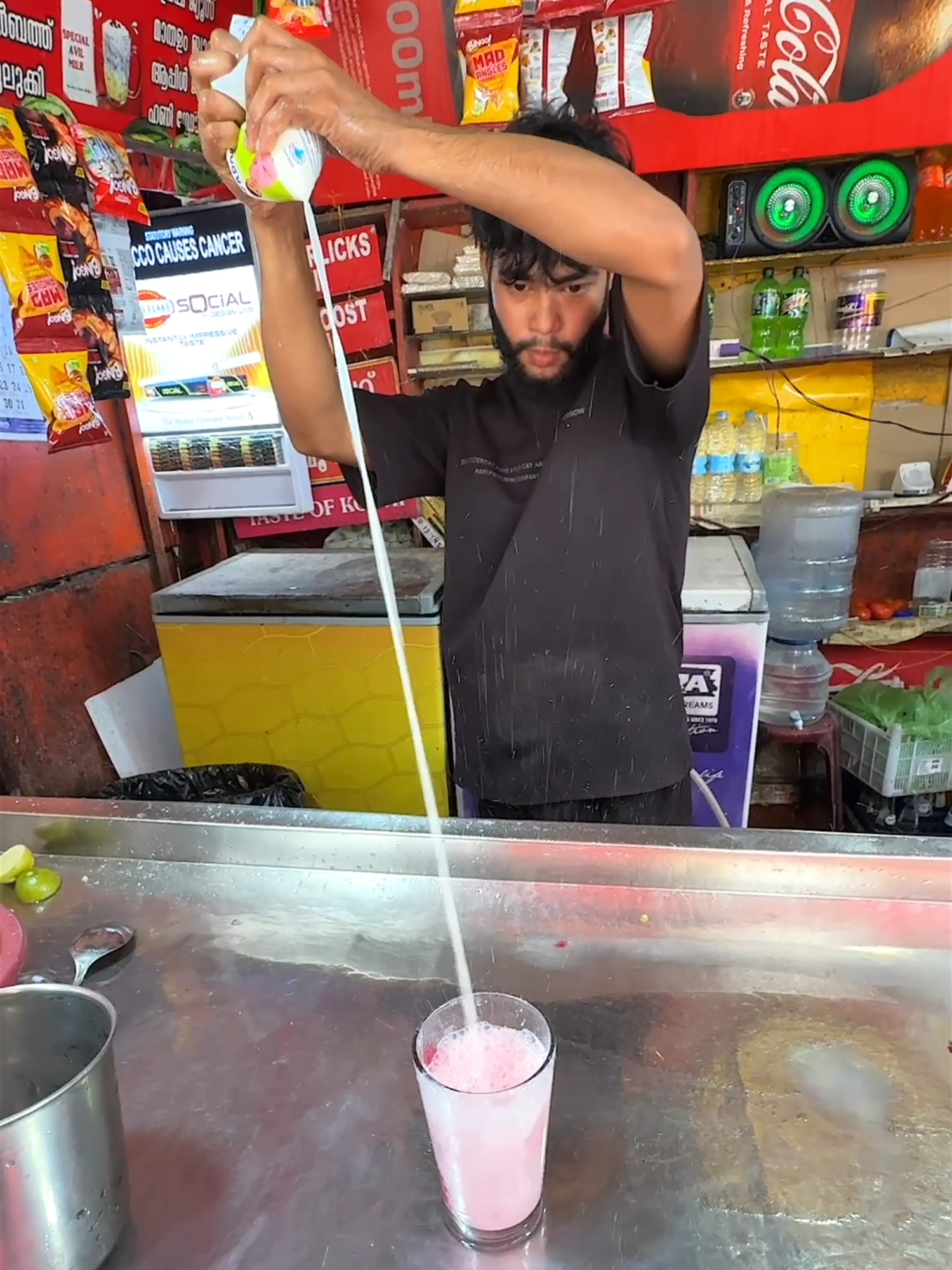 India’s Most Energetic Bartender Creates Viral Strawberry Milk! 📍 Kochi in India (kuluki) 💵  Price 50 Rupee #milkshakes #indianstreetfood