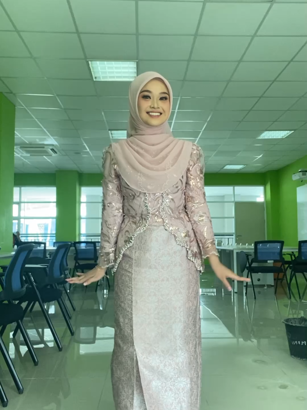 aaa makasih untuk @bynabilashafa as hijabdo yang sudah mengabulkan permintaan winda untuk mau draperry in winda huaa ✨🌻💗💅🪐✨ link hijab : https://s.shopee.co.id/5VJi5k14HS rok dan kebaya beli di toko offline (di pasar 16 megaria/pasaraya baru)  #draperyhijab #hijabwisuda #hijabdopalembang #fyp #yudisium  #uinradenfatahpalembang #wisuda 