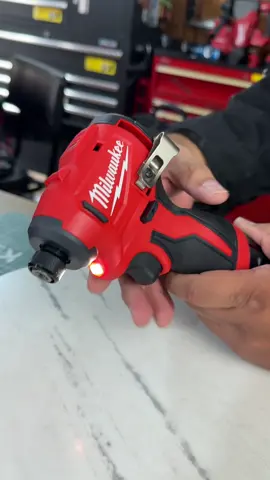Nuevo combo Milwaukee M12 de taladro atornillador y atornillador de impacto modelo 3494-22 #lacajadeherramientas #milwaukeetools @Milwaukee Tool  