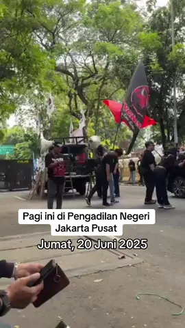 Aksi Bersama di Pengadilan Negeri Jakarta Pusat Jumat, 20 Juni 2025. #satyamevajayate #pdiperjuangan #kawalhasto #bebaskanhasto #hastotahananpolitik #repdembergerak #jimbongcalling 