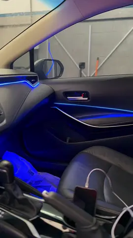 🚗💡 Interior do seu Corolla pronto pra impressionar! Chegou o Kit RGB Neon que transforma o painel, portas e assoalho com iluminação ambiente moderna, personalizável e com estilo premium! 📲 Controle via app 🎶 Luz que responde à música 🛠 Instalação 100% segura e discreta 🔥 Deixe seu Corolla no nível dos carros de luxo — é impossível não notar a diferença! 📩 Chama no direct e agende sua instalação! #corolla #neonrgb #luzambiente #upgradetoyota #corollapremium #lednocarro #EstiloNoturno 