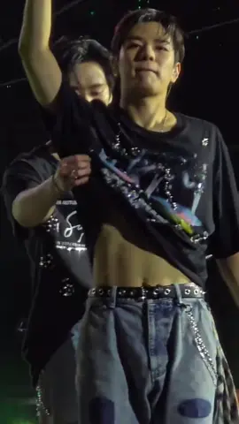Lee Know showing Seungmin Abs DominATE Tour New York Day 2  [Credit to the video owner] . . . #dominate_northamerica #dominate_newyork #fyp #viral #parati #skz #straykids #skzstay #skzmoments #bangchan #leeknow #changbin #hyunjin #hanjisung #leefelix #seungmin #yangjeongin #skzlove #skzedit #skzcore #skzfunny #skzconcert