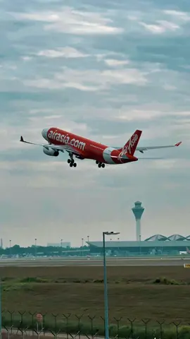 AirAsia X | XAX378 Roaring into the skies from Taipei, en route to its final destination 🇯🇵 Osaka  📸 Aircraft: Airbus A330-343 🛫 Registration: 9M-XXR 🕰️ 20 years in service and still lifting off with power! #AirAsiaX #XAX378 #Takeoff #A330 #9MXXR #Taipei #Osaka #AvGeek #MalayaSpotter #WMKK @Fly AirAsia   