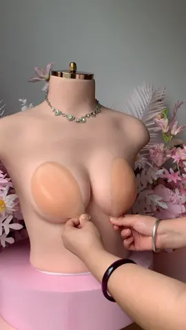 Who says strapless equals sagging?Thr 3Dthree-dimensional lifting glue “welds “the girls in their proper positions #beautibra #sbeauti #stickybra #straplessbra #backlessbra #tiktokshopfinds #outfits