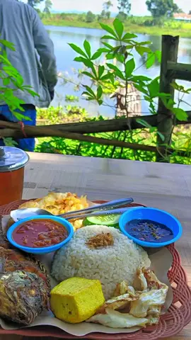 Makan siang dengan view lukisan  alam🌿🍃 (jangan salfok sama bapak yg mancing yah)  #warbikecikebluk #cikebluk #CapCut #danausaguling #kotabaruparahyangan 