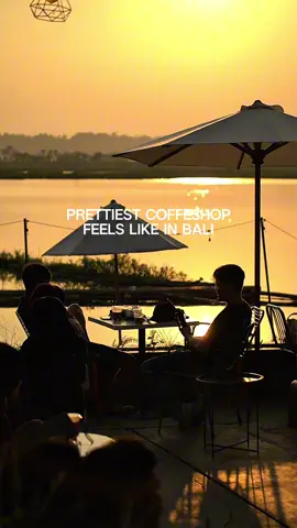 Ngopi santai sambil nikmatin sunset langsung di pinggir waduk? Feels like you’re in Bali, but it’s right here at CENKLIK COFFEE✨ Tag temen nongkrongmu yang ingin kalian ajak rasain vibe disini🍃 Everyday 07.00 - 21.00 #cenklik #cenklikcoffee #boyolali #wadukcengklikboyolali #sunsetlover #coffeesunset #sunset #coffeshop #Summer #sunsetdate #sunsetplace #readytoserve #eveningchill #goldenhours #summervibes #cozyplace #summeriscoming 