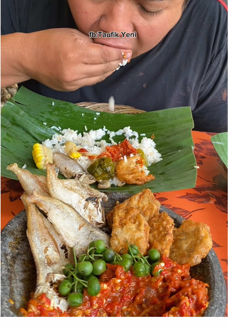 masak sayur asem ikan asin sambal trasi di pondok hari ini #masakdikampung #masakdipedesaan #village #cooking #pondokbambu #cookinginthegarden #sawahpedesaan #makandikebun 