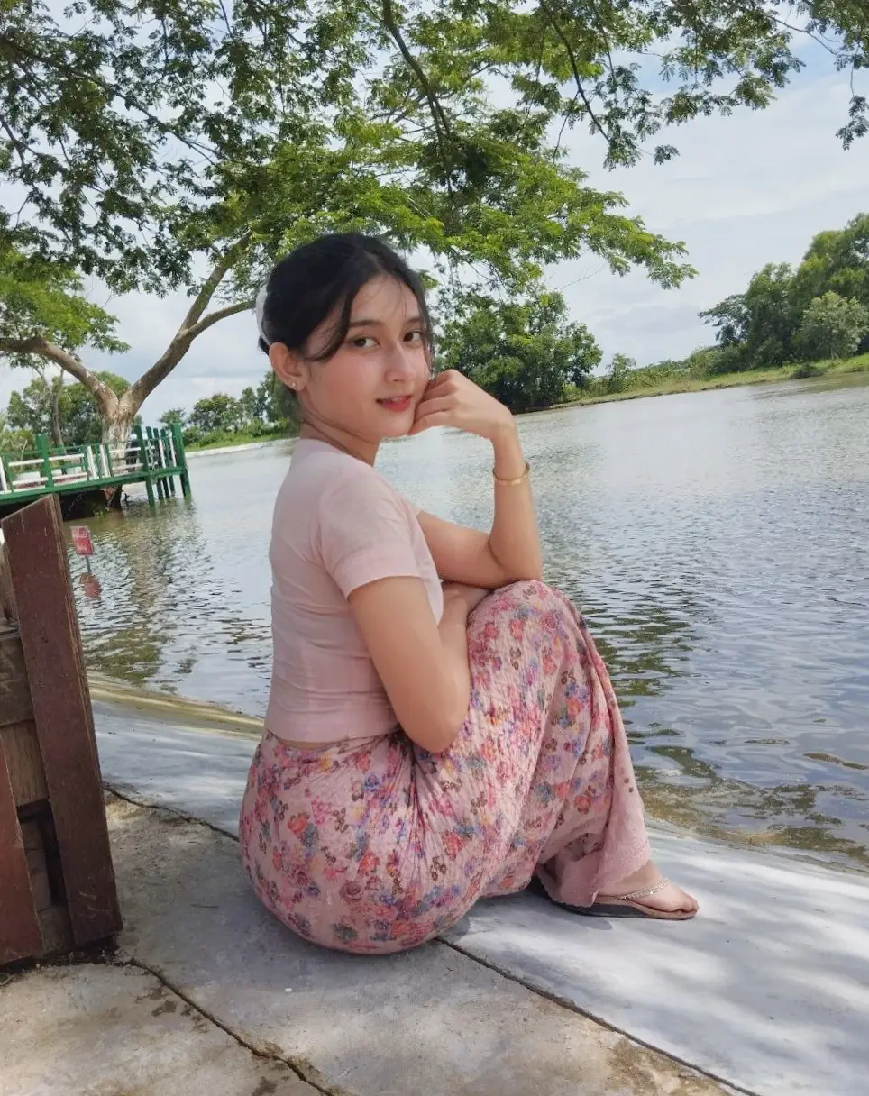 ရေပြင်ကျယ်လိုမင်းရဲ့အသဲပေါ်ကိုယ်အရုပ်ဆွဲခဲ့တာ.....🫶🏻🩷 #fyp #foryourpage #burmese #unilife #burmesedress #pink #happy #wyu 