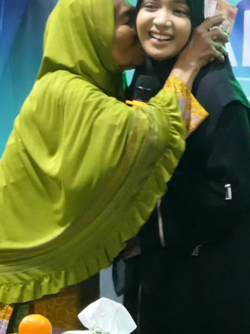 Ketika ning Umi Laila kena PIPINYA KENA CIUM ibu2 yang ngefans #umilaila #pengajianlucu #pengajianningumilailaterbaru 