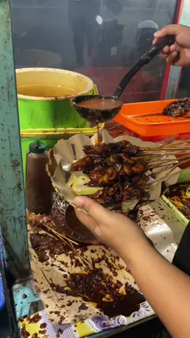 Sate Madura Legend dari tahun 1995 di Kota Samarinda✨ nyamanbanar acill approve inii 9/10 Alamat : Jl.Yos Sudarso teras susu kedelai pas depan pelabuhan Samarinda Terus bubuhanmu yang salfok baju kaos dan sablonannya “SATE TIME” -  “BAH…NYAMAN BANAR SANAK!” ini dari @cititex.samarinda bestt! Kaos katun premium mulai dari 40rb, serta bisa custom sablon sesuka hati mulai dari 10rb tanpa minimal order dan warna✨😍 #s#satesamarindas#satemadurasamarindas#satemaduras#satelegendsamarindak#kaossablonsamarindak#kulinersamarindac#cititexsamarinda 