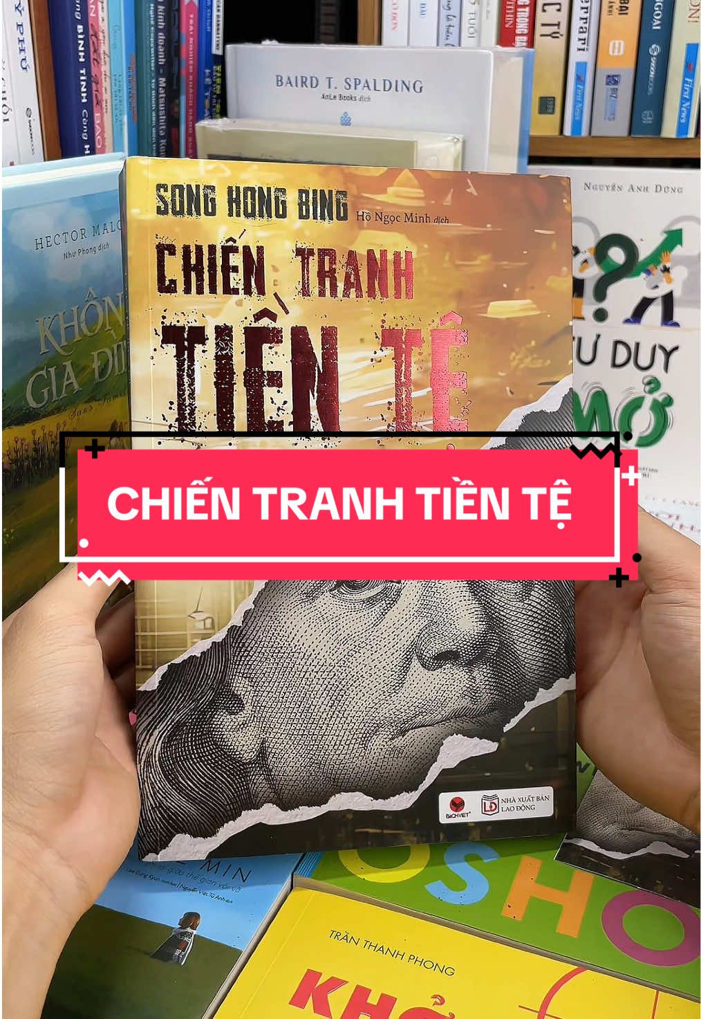 Chiến Tranh Tiền Tệ – Vũ Khí Tài Chính Ngầm Đang Thao Túng Cả Thế Giới! Bạn nghĩ chiến tranh chỉ có bom đạn? Thật ra, cuộc chiến nguy hiểm nhất lại diễn ra âm thầm trong những ngân hàng trung ương, quỹ đầu tư, và bàn tay của các tập đoàn tài chính toàn cầu. “Chiến Tranh Tiền Tệ” vén màn sự thật gây sốc về cách một nhóm thiểu số quyền lực đã và đang thao túng nền kinh tế thế giới, điều khiển chính phủ, tạo ra khủng hoảng tài chính, và từng bước chi phối vận mệnh cả nhân loại – chỉ bằng tiền. Cuốn sách lý giải: 	•	Vì sao các cuộc khủng hoảng tài chính đều không “ngẫu nhiên” xảy ra? 	•	Ai là người thật sự kiểm soát Cục Dự trữ Liên bang Mỹ (FED)? 	•	Việt Nam và các quốc gia đang phát triển bị cuốn vào vòng xoáy tiền tệ như thế nào? Nếu bạn đang sống trong thời đại kinh tế thị trường mà không hiểu về tiền tệ, bạn đang ở thế bị động! Sở hữu ngay “Chiến Tranh Tiền Tệ” – Để không bị biến thành con tốt trên bàn cờ tài chính toàn cầu!#tiemsachbinhyen #BookTok #sachhay #sach #reading #chientranhtiente 