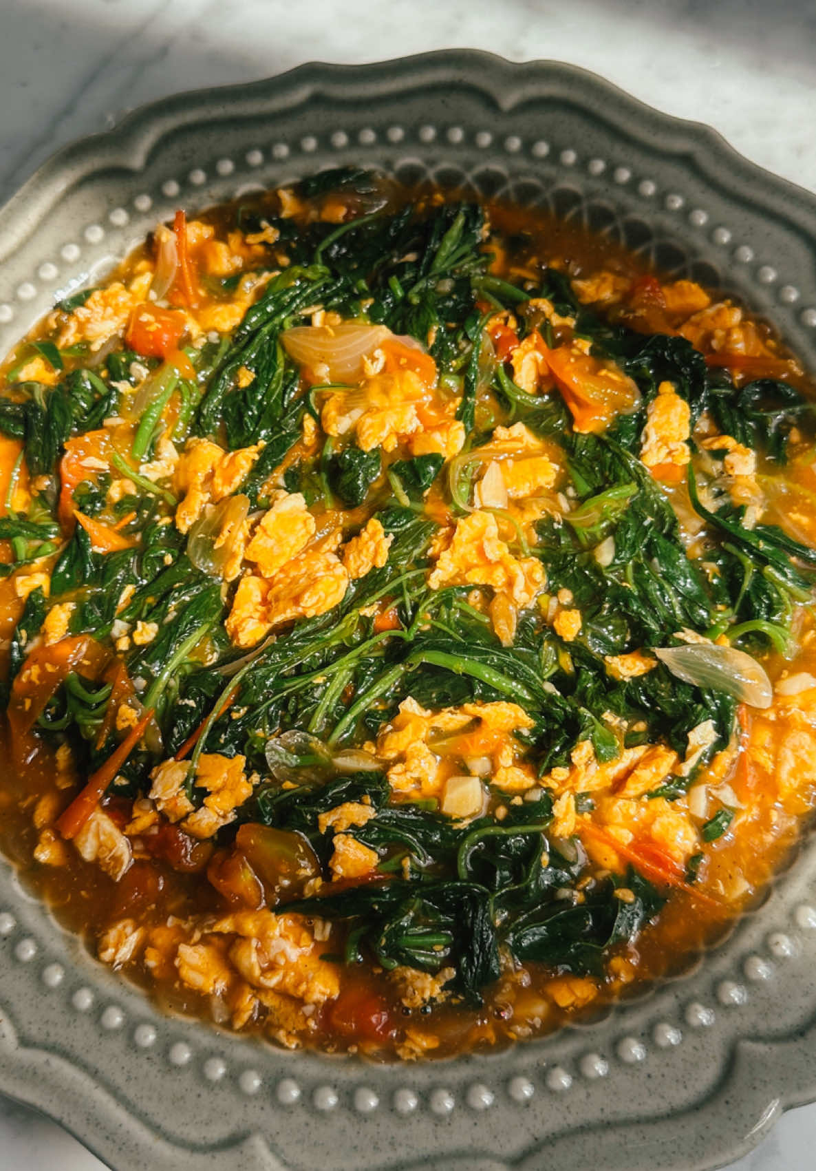 tumis bayam tomat 🥬🍅 #alexcooks  UENAK POOOL! fix yg ga demen bayam pun jadi bisa makan ini 😤 cocok buat kalian yang darah rendah ato butuh asupan zat besi! ditambah sosis ato jagung manis bakal makin enak sih. ato kreasiin sesuka kalian aja! semoga suka ❤️ Bahan: 1 ikat bayam 2 tomat 3 bawang merah 2 bawang putih 1 telur 150 ml air 2 sdm kecap asin 1 sdt saus tiram 1/3 sdt garam 1/3 sdt micin 1/3 sdt lada 1/2 sdt kaldu bubuk 1 sdt gula 1-2 sdm maizena dilarutkan dengan air minyak secukupnya Cara membuat: 1. Tumis bawang hingga harum lalu pinggirkan. Masukkan telur dan orak arik. 2. Masukkan tomat, masak hingga mulai lembut dan berair. Masukkan air dan bumbu lalu aduk rata. 3. Masukkan bayam, masak hingga tingkat kematangan yang disuka. 4. Tuang larutan maizena, aduk hingga mengental dan rata lalu sajikan.