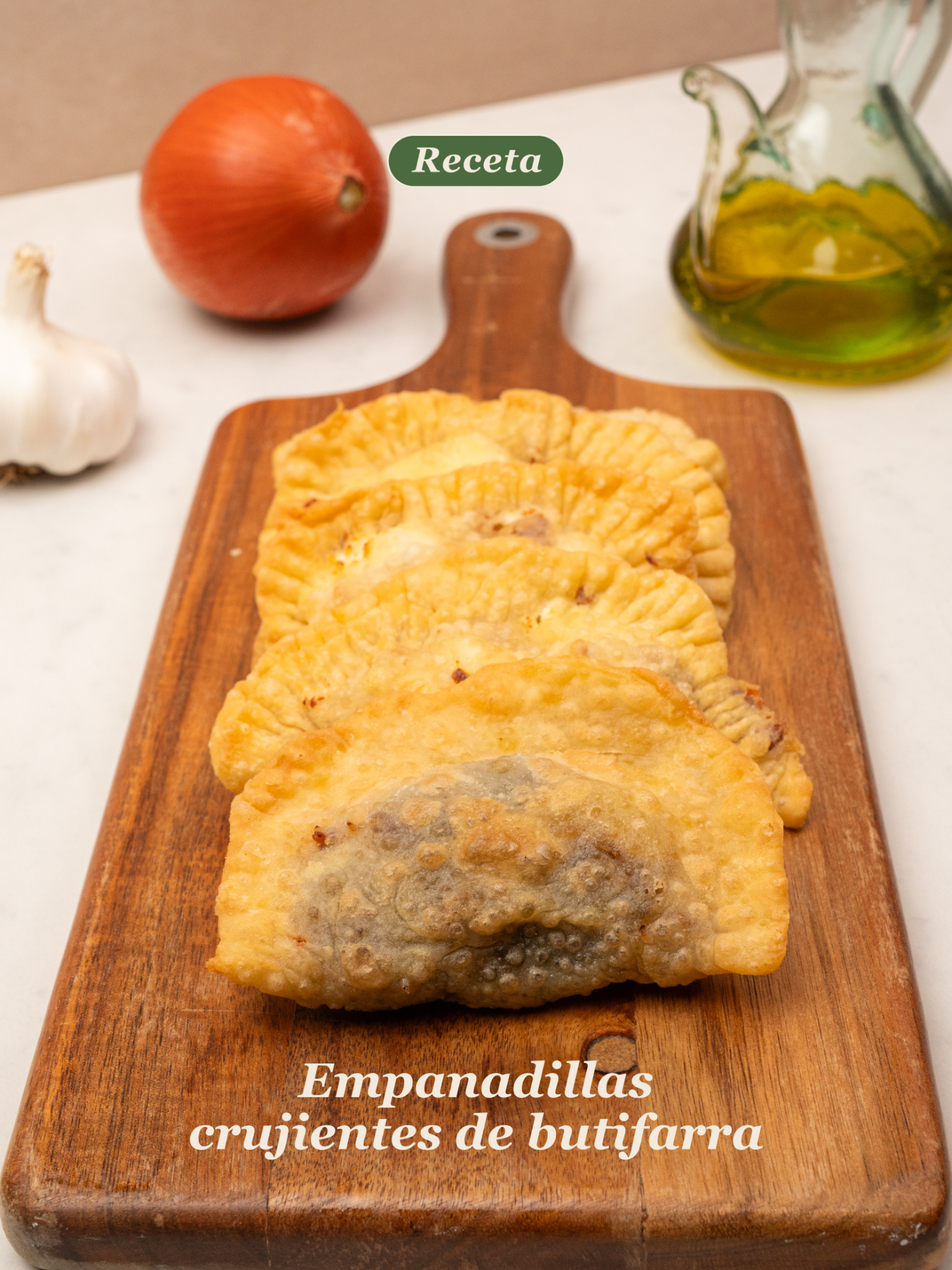 Hay sabores que, cuando los combinas, ¡son irresistibles!   Prepárate para probar esta empanadilla crujiente de butifarra con cebolla caramelizada y queso fresco, ideal para compartir... o no 😉  Ingredientes:  Harina 400 g   Aceite de oliva (para la masa)	60 ml   Aceite de oliva (para freír) 5 ml   Agua tibia 200 ml   Sal	25 g   Queso fresco 70 g  C ebolla 200 g   Azúcar 15 g   Butifarra fresca	250 g   Ajo 20 g    ¡Guarda la receta y repítela cuando quieras!👌   #bonArea #Receta #empanadas #tapas