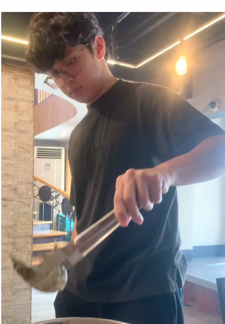 Lalo kang gaganahan mag samgyup kapag ganitong kapogi ang nagluluto para sa iyo. Haha! #aljonmendoza #samgyupsal #hotpot #foodtrip @aljongmendoza 