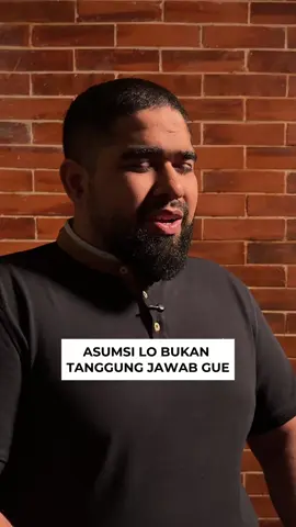 Yang bikin capek bukan fitnahnya—tapi ngejelasin diri ke orang yang udah mutusin buat salah paham. Mereka gak butuh bukti, cukup asumsi. Gak semua tuduhan perlu klarifikasi. Kadang, diam adalah cara paling elegan buat bilang: “Lo gak segitu pentingnya
