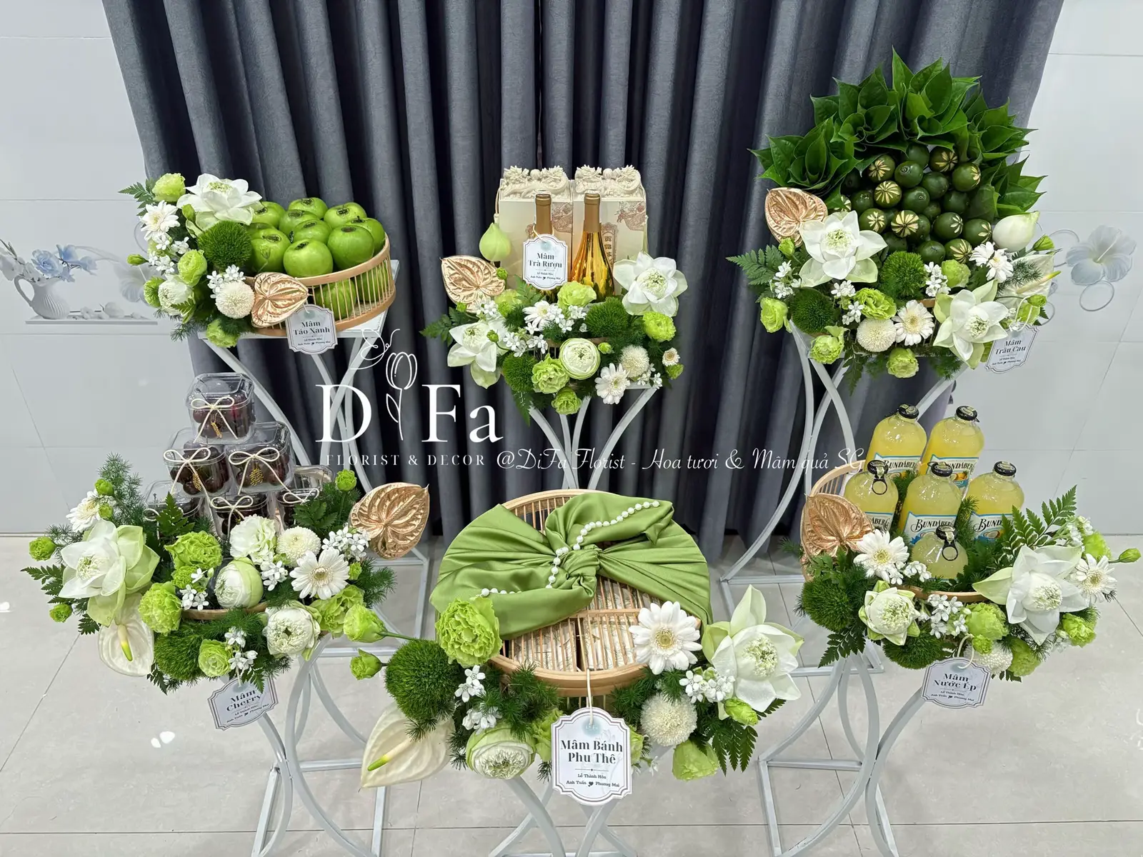 🍀 Mâm quả tráp tre pha lẫn hiện đại, truyền thống hot hit. Hoa tươi phủ phê mà giá ưu đãi chỉ từ 5xxx nhỏ xíu 😍😍 #mamqua #mamdamngo #hoacuoi #dichvucuoi #saigon #hoacuoidep #chuanbicuoi #mamrongphung #difa #xuhuong #traptre #hottrend 